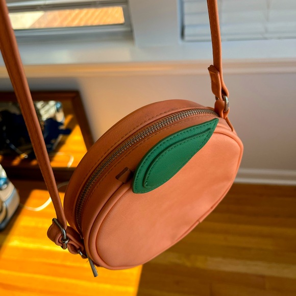Adorable mini peach purse - Picture 2 of 9